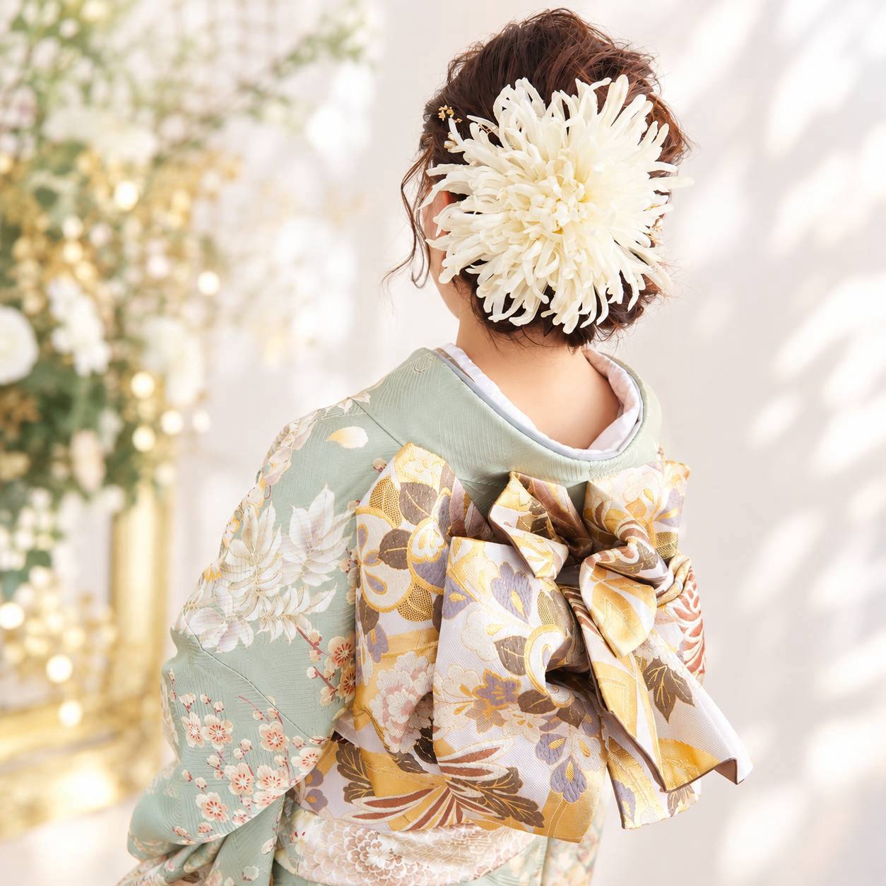 白い花飾りと和装のヘアアレンジ